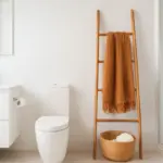 Come arredare un bagno total white? L’accorgimento che evita l’effetto ospedale e aggiunge calore