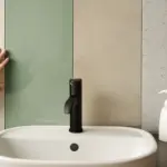 Quali materiali per la parete dietro il lavabo sono trend quest’anno? Scelte innovative che facilitano la pulizia