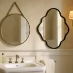 Specchi rotondi o sagomati in bagno: il trucco per dare movimento anche agli ambienti più classici